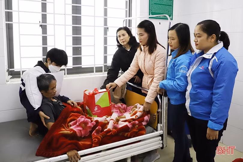 Trao 20 suất quà cho bệnh nhân ở Bệnh viện Phục hồi chức năng Hà Tĩnh