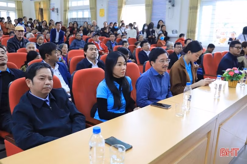 Các hoa hậu, á hậu tiếp tục trao quà tết cho người nghèo Hà Tĩnh