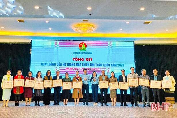 Trung tâm hoạt động Thanh thiếu nhi Hà Tĩnh được Hội đồng Đội Trung ương tặng cờ thi đua xuất sắc