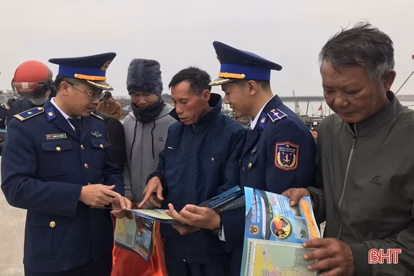 Tuyên truyền về biển, đảo và trao quà tết cho ngư dân nghèo ở Nghi Xuân