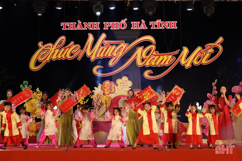 Vui tươi chương trình nghệ thuật “Chào năm mới 2023” ở TP Hà Tĩnh