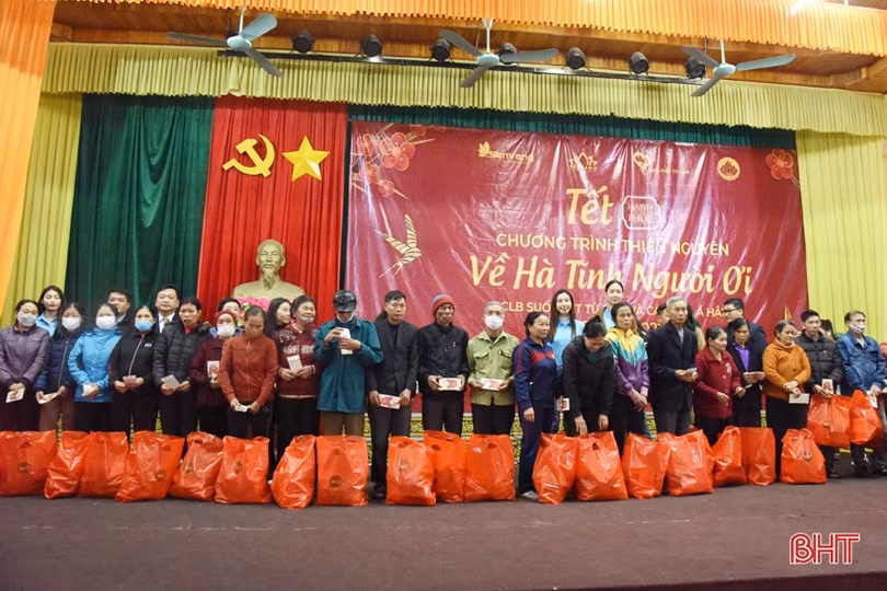 Các hoa hậu, á hậu mang 400 suất quà đến với người nghèo huyện Kỳ Anh