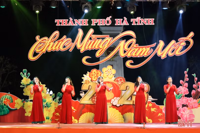 Vui tươi chương trình nghệ thuật “Chào năm mới 2023” ở TP Hà Tĩnh