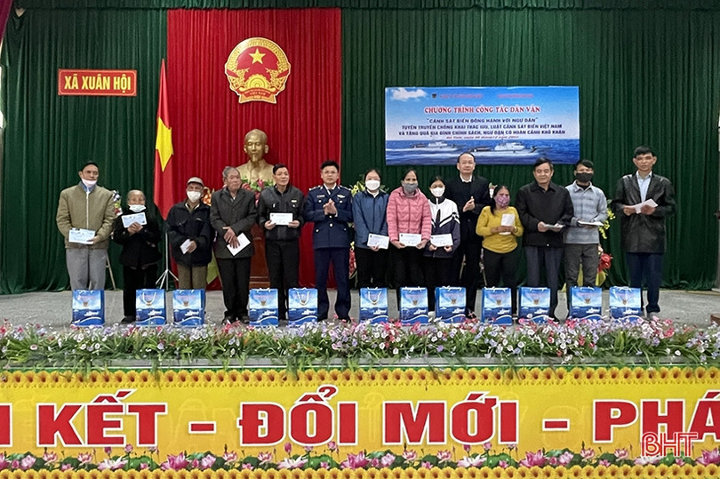 Tuyên truyền về biển, đảo và trao quà tết cho ngư dân nghèo ở Nghi Xuân