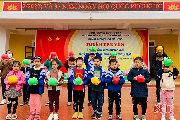 Thanh thiếu nhi Hà Tĩnh làm “Kế hoạch nhỏ - Góp viên gạch hồng”