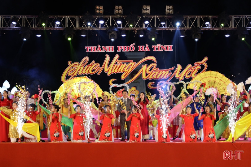 Vui tươi chương trình nghệ thuật “Chào năm mới 2023” ở TP Hà Tĩnh