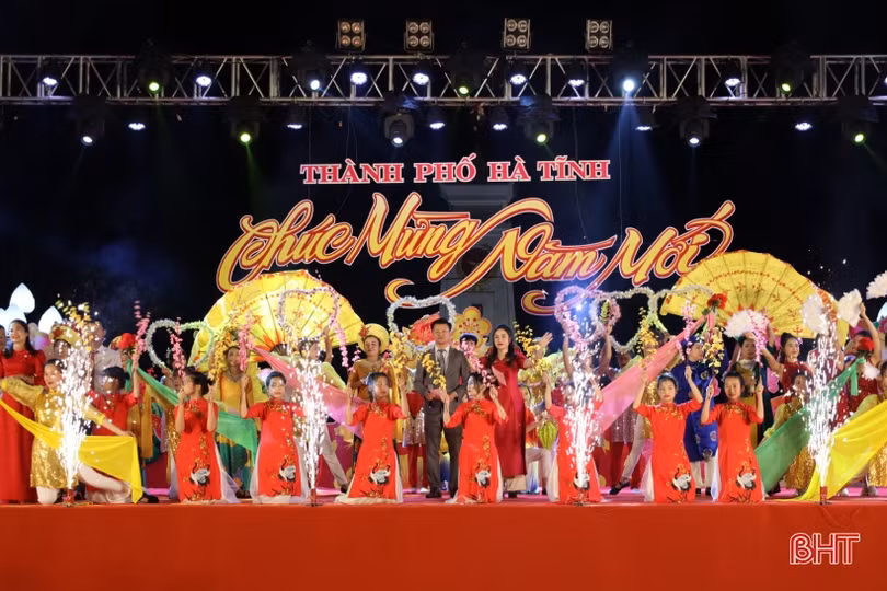 Vui tươi chương trình nghệ thuật “Chào năm mới 2023” ở TP Hà Tĩnh