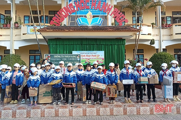 Thanh thiếu nhi Hà Tĩnh làm “Kế hoạch nhỏ - Góp viên gạch hồng”