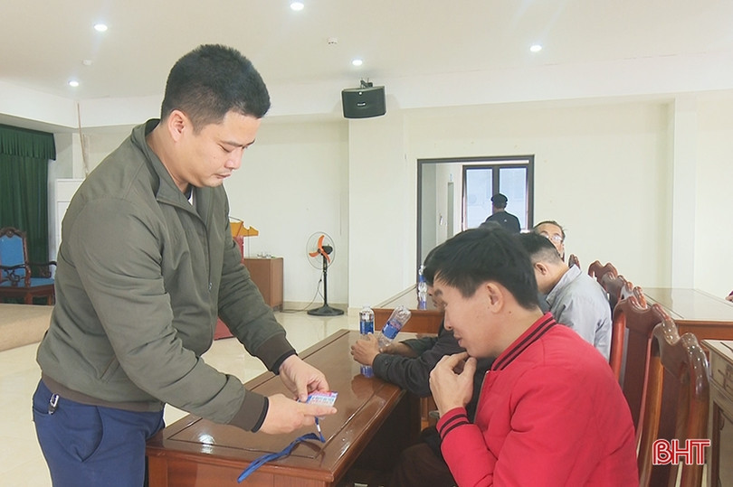 Tặng hơn 430 thẻ đi xe buýt cho bệnh nhân chạy thận và người khiếm thị