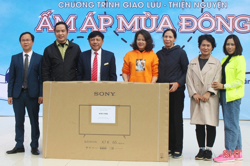 Nhiều phần quà ý nghĩa đến với học sinh Trường THPT Cù Huy Cận