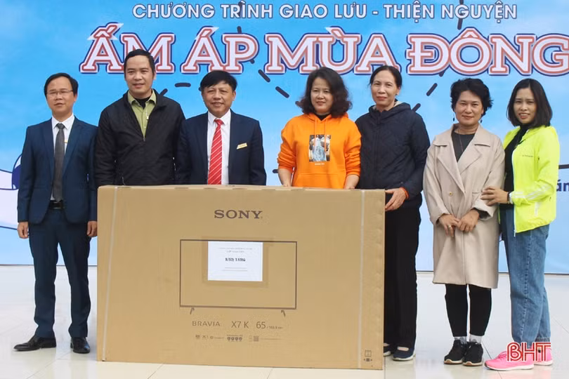 Nhiều phần quà ý nghĩa đến với học sinh Trường THPT Cù Huy Cận