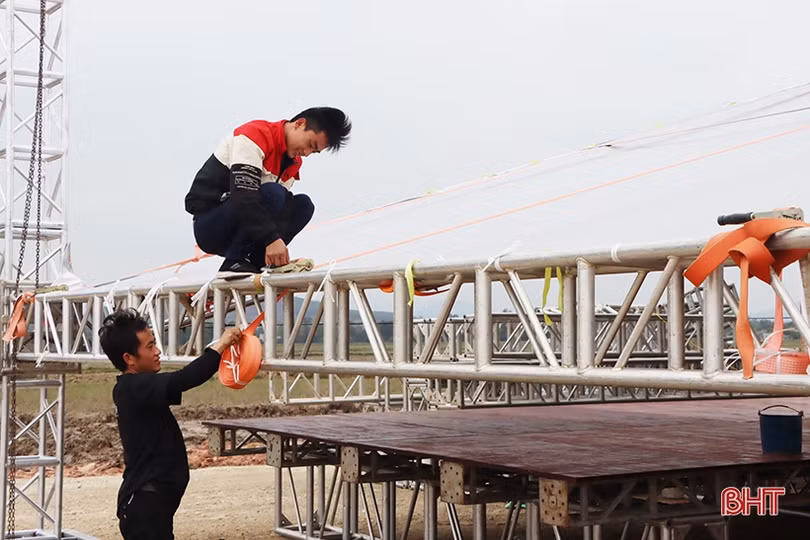 Cận cảnh công tác chuẩn bị cho lễ khởi công cao tốc Bắc - Nam qua Hà Tĩnh