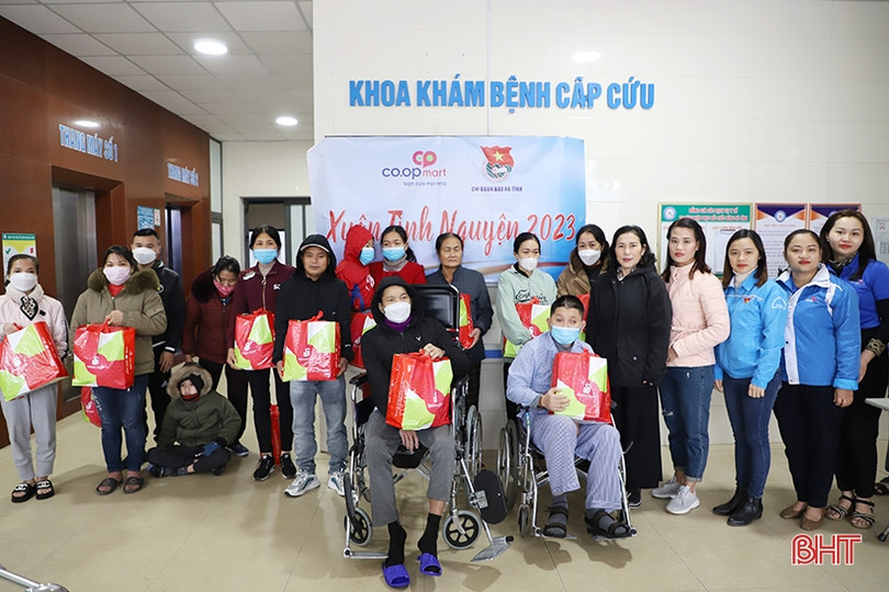 Trao 20 suất quà cho bệnh nhân ở Bệnh viện Phục hồi chức năng Hà Tĩnh