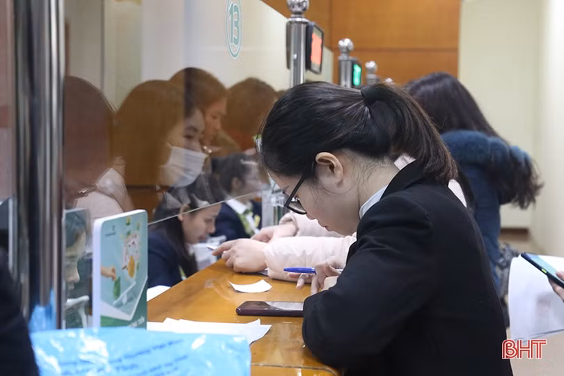 Các ngân hàng tại Hà Tĩnh tất bật hoạt động ngày cuối năm