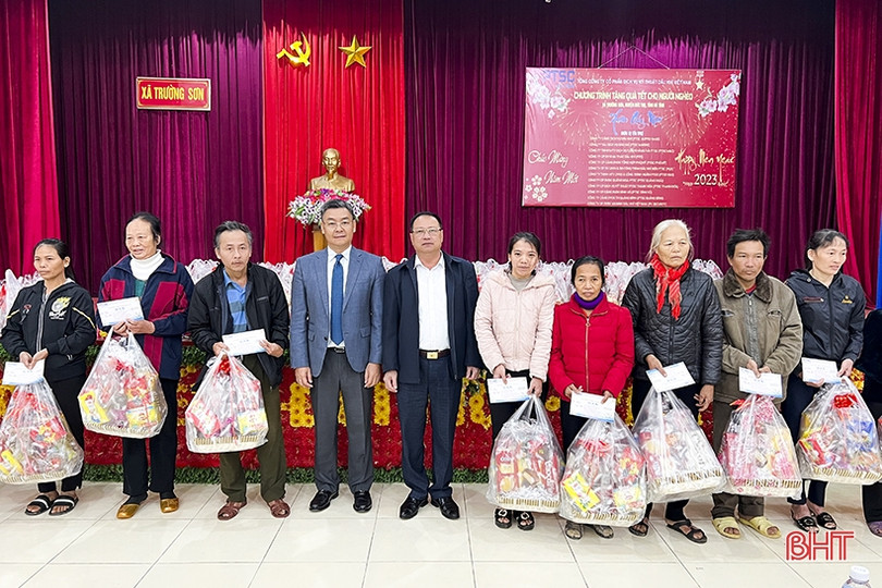 Trao 150 suất quà tết cho người nghèo ở Đức Thọ