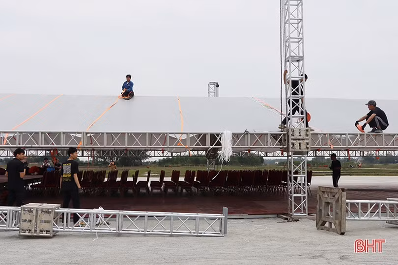 Cận cảnh công tác chuẩn bị cho lễ khởi công cao tốc Bắc - Nam qua Hà Tĩnh