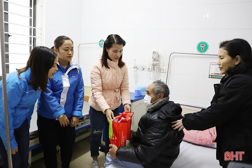 Trao 20 suất quà cho bệnh nhân ở Bệnh viện Phục hồi chức năng Hà Tĩnh