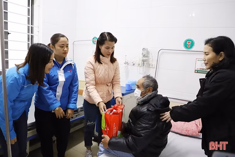 Trao 20 suất quà cho bệnh nhân ở Bệnh viện Phục hồi chức năng Hà Tĩnh