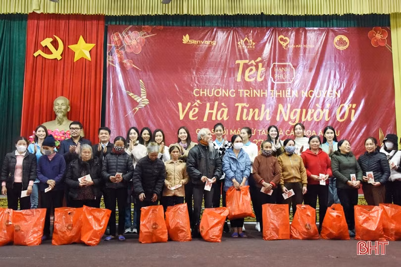 Các hoa hậu, á hậu mang 400 suất quà đến với người nghèo huyện Kỳ Anh