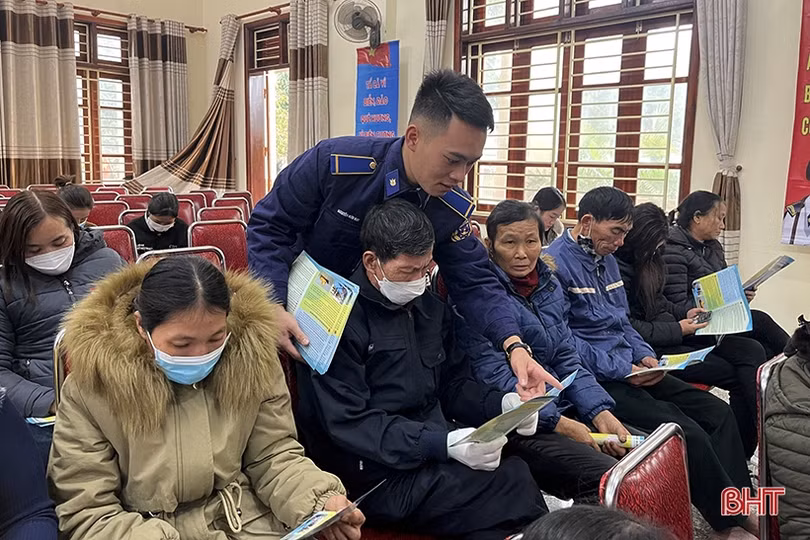 Tuyên truyền về biển, đảo và trao quà tết cho ngư dân nghèo ở Nghi Xuân