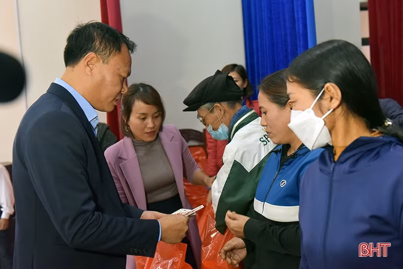 11 hoa hậu, á hậu mang “Tết hạnh phúc” đến với người nghèo Hà Tĩnh