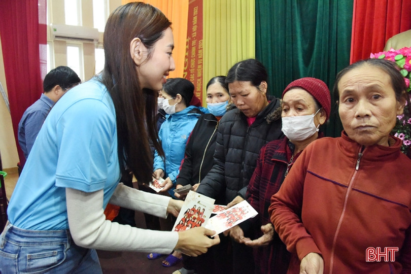Các hoa hậu, á hậu tiếp tục trao quà tết cho người nghèo Hà Tĩnh