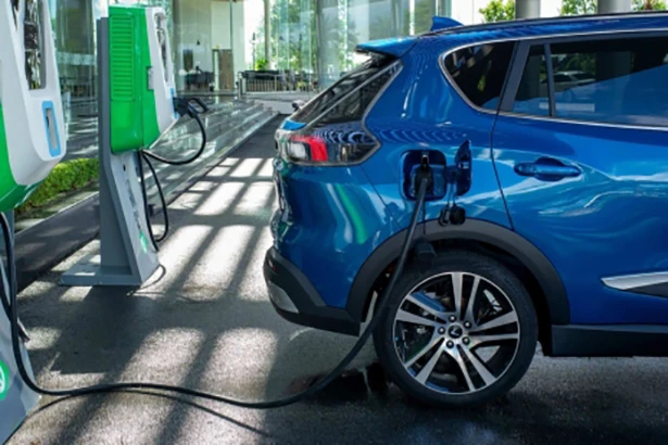 Sạc pin ô tô sẽ nhanh hơn đổ xăng?