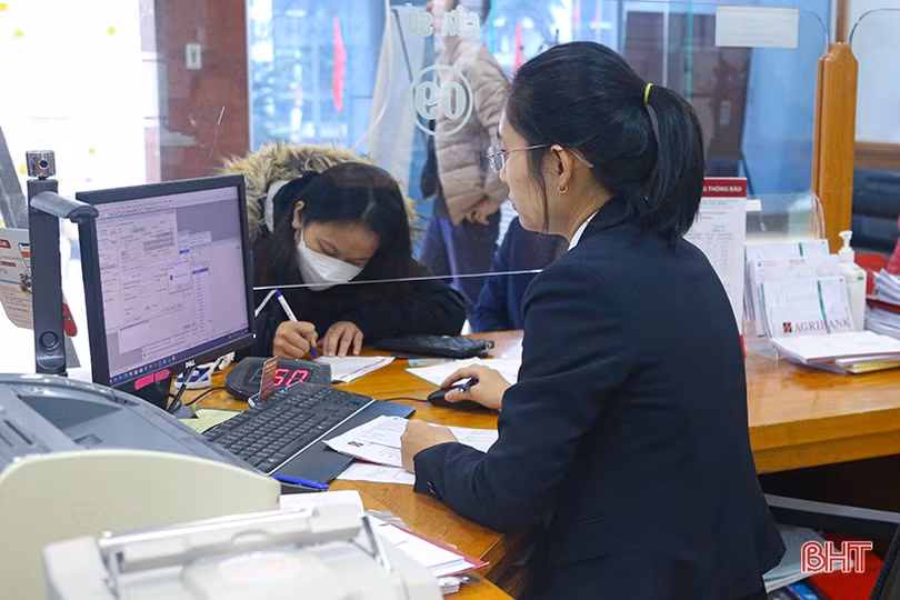 Các ngân hàng tại Hà Tĩnh tất bật hoạt động ngày cuối năm