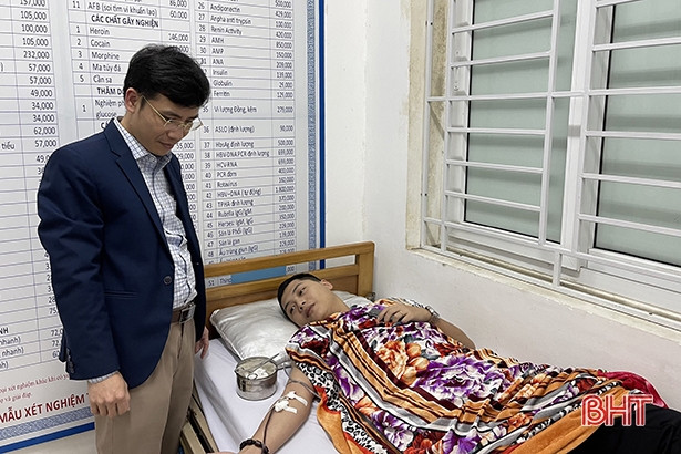 Thành viên CLB máu sống TP Hà Tĩnh hiến máu cứu người trong đêm cuối năm