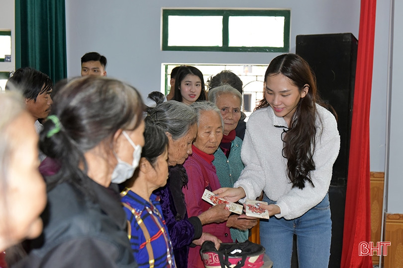 11 hoa hậu, á hậu mang “Tết hạnh phúc” đến với người nghèo Hà Tĩnh