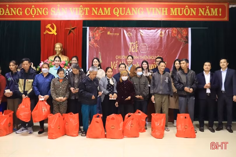 Các hoa hậu, á hậu tiếp tục trao quà tết cho người nghèo Hà Tĩnh