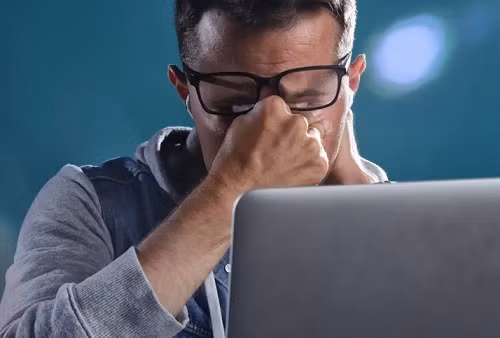 Vì sao không nên có thói quen dụi mắt?