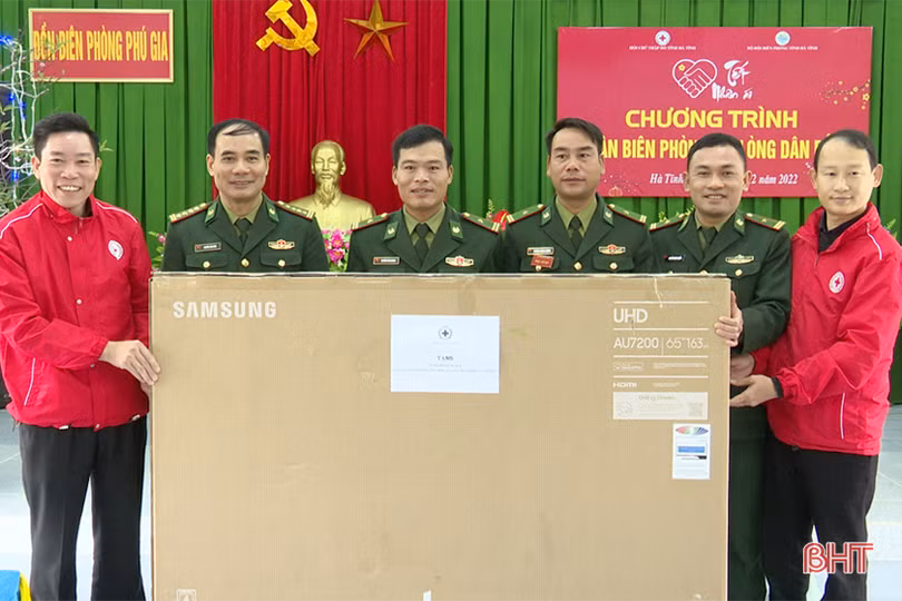 Chương trình “Xuân biên phòng ấm lòng dân bản” tặng quà cho người dân biên giới