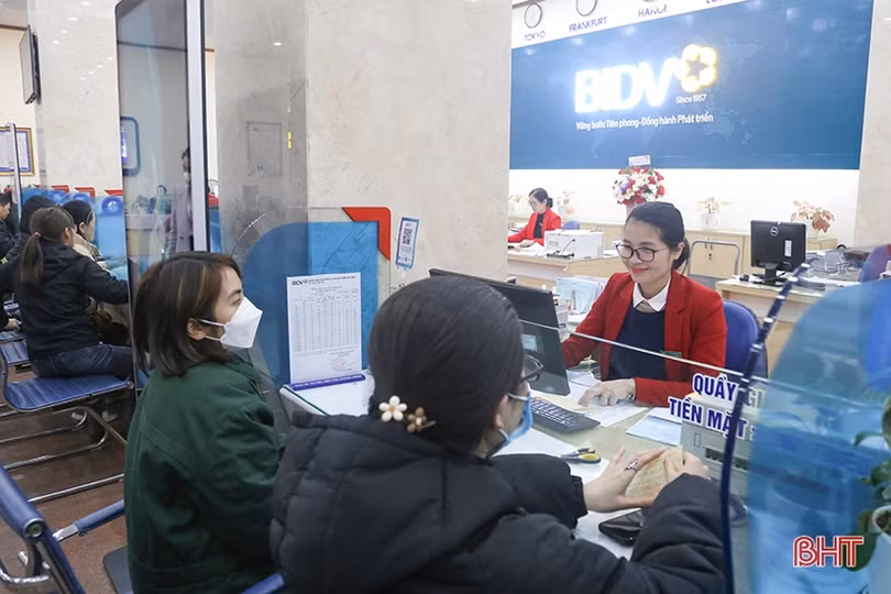 Các ngân hàng tại Hà Tĩnh tất bật hoạt động ngày cuối năm