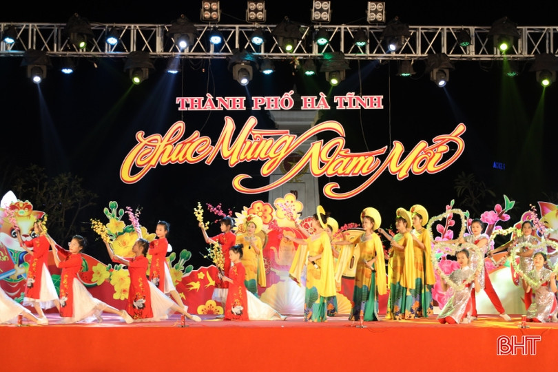 Vui tươi chương trình nghệ thuật “Chào năm mới 2023” ở TP Hà Tĩnh