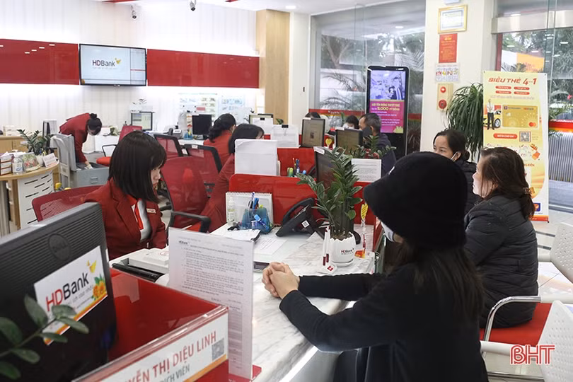 Các ngân hàng tại Hà Tĩnh tất bật hoạt động ngày cuối năm