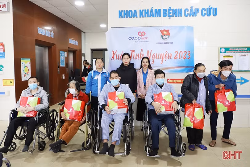 Trao 20 suất quà cho bệnh nhân ở Bệnh viện Phục hồi chức năng Hà Tĩnh