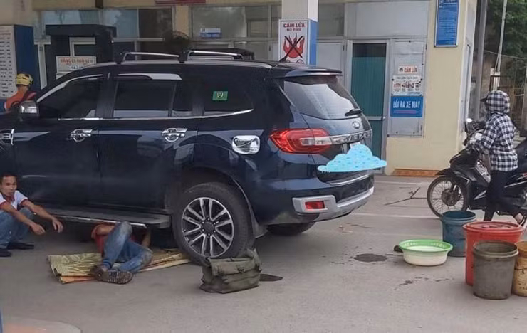 Đổ nhầm nhiên liệu cho xe ô tô, nên xử lý theo cách sau