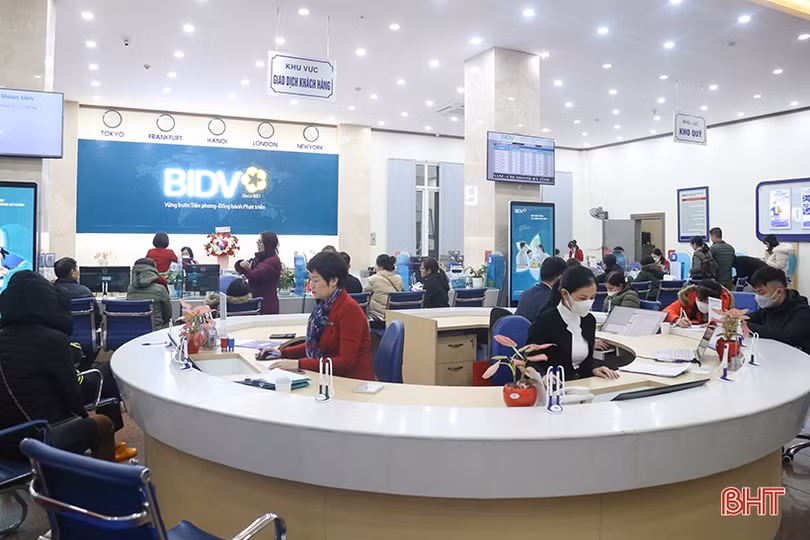 Các ngân hàng tại Hà Tĩnh tất bật hoạt động ngày cuối năm