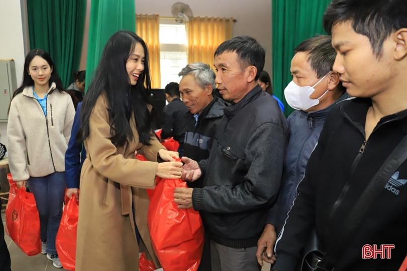 Các hoa hậu, á hậu tiếp tục trao quà tết cho người nghèo Hà Tĩnh