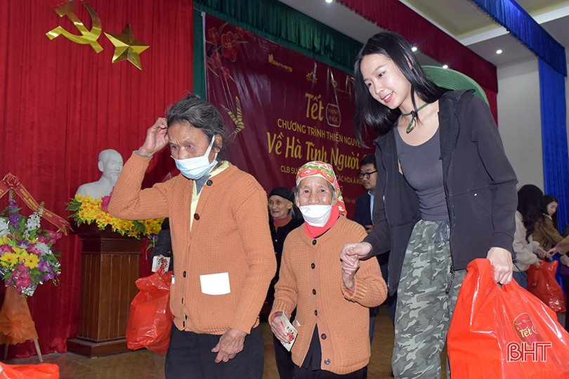 11 hoa hậu, á hậu mang “Tết hạnh phúc” đến với người nghèo Hà Tĩnh