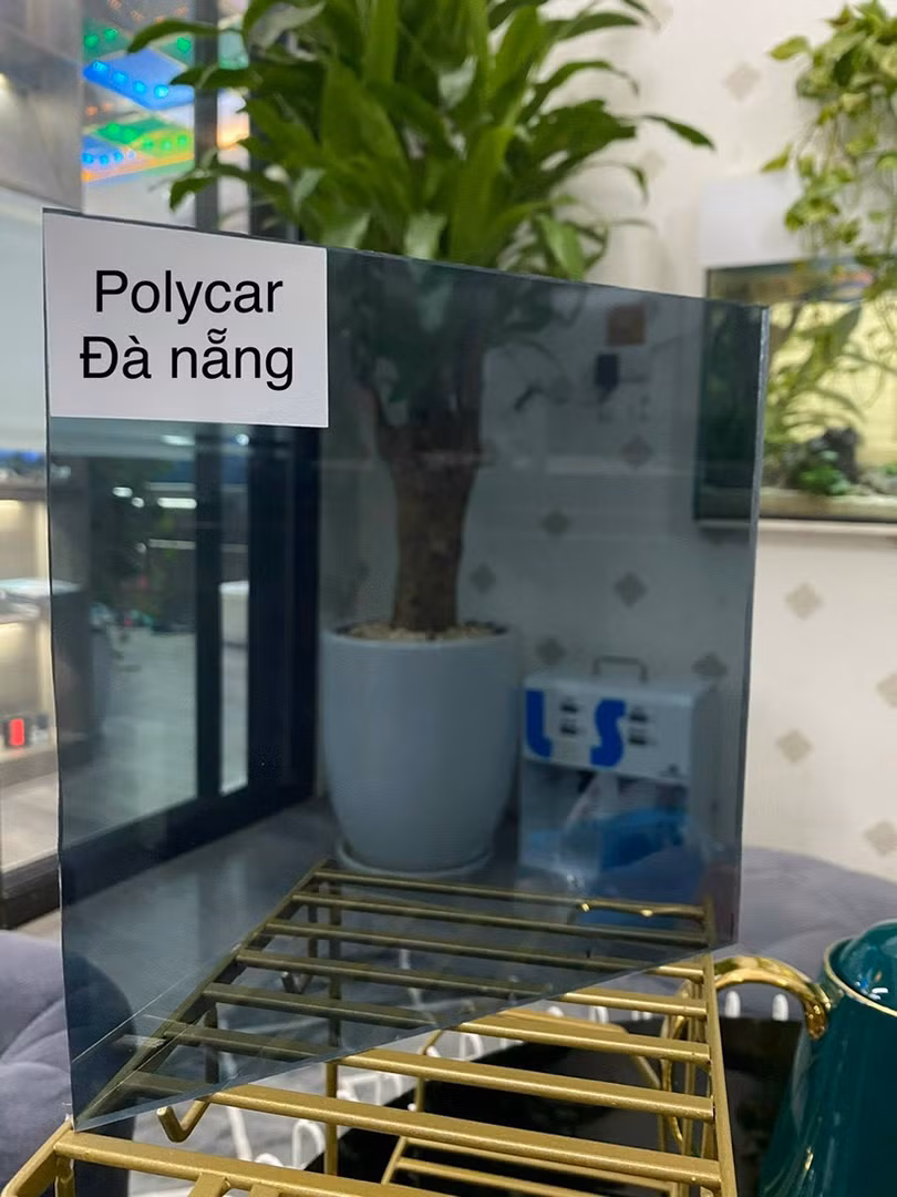 Mẹo lựa chọn màu sắc tấm poly lấy sáng phù hợp nhất