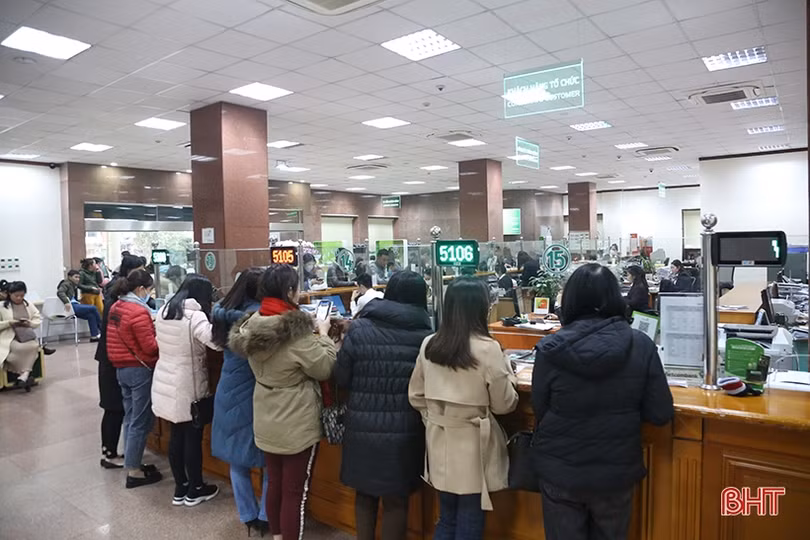 Các ngân hàng tại Hà Tĩnh tất bật hoạt động ngày cuối năm