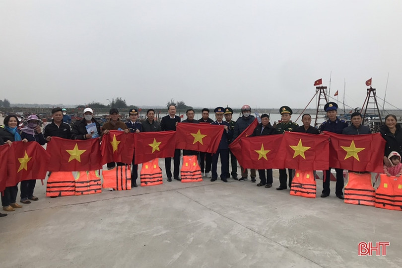 Tuyên truyền về biển, đảo và trao quà tết cho ngư dân nghèo ở Nghi Xuân