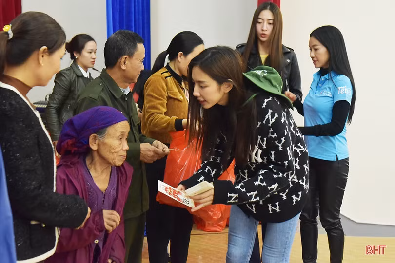 11 hoa hậu, á hậu mang “Tết hạnh phúc” đến với người nghèo Hà Tĩnh