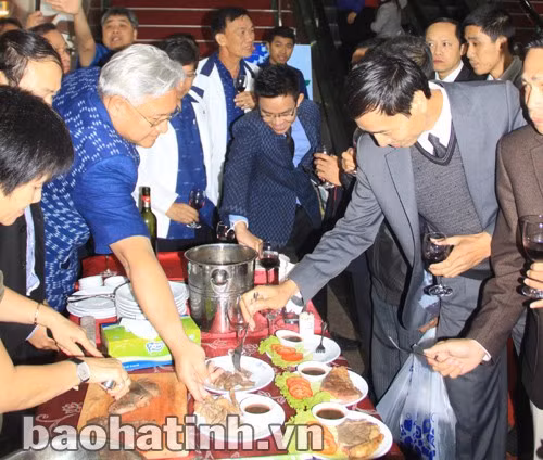 Trong chuyến thăm và làm việc tại Hà Tĩnh, doanh nghiệp tỉnh Sakon Nakhon đã giới thiệu sản phẩm thịt bò chất lượng cao Charolaise. Chiều cùng ngày, đoàn cán bộ cấp cao tỉnh Sakon Nakhon đi tham quan thực địa cơ sở hạ tầng KKT Vũng Áng. Trong chuyến thăm và làm việc tại Hà Tĩnh, doanh nghiệp tỉnh Sakon Nakhon đã giới thiệu sản phẩm thịt bò chất lượng cao Charolaise. Chiều cùng ngày, đoàn cán bộ cấp cao tỉnh Sakon Nakhon đi tham quan thực địa cơ sở hạ tầng KKT Vũng Áng.