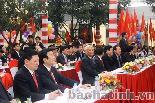 Lãnh đạo Đảng, Nhà nước, tỉnh Nghệ An cùng đông đảo CB-GV-HS tham dự buổi lễ