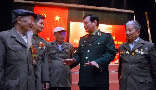 Thượng tướng Nguyễn Thành Cung, Thứ trưởng Bộ Quốc phòng nói chuyện với các cựu chiến binh là những chiến sĩ Điện Biên năm xưa, nay về dự hội thảo