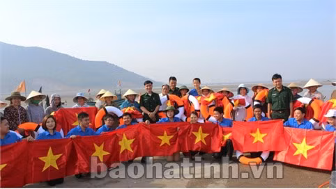 Đoàn Khối doanh nghiệp tặng cờ Tổ quốc cho ngư dân Thạch Kim (Lộc Hà)
