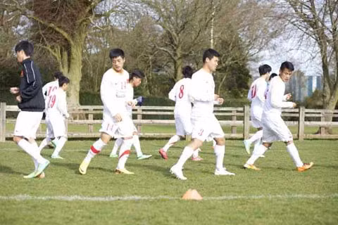 Các cầu thủ hăng say luyện tập và tự tin trước trận tái ngộ với U19 Tottenham